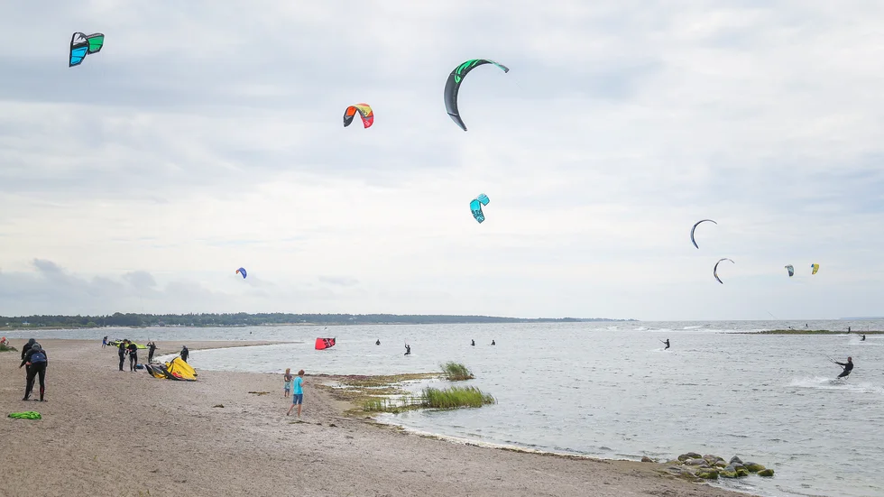 Många kitesurfare på samma ställe kan ställa till det för badande besökare. Här är kitesurfare vid Gnisvärd.