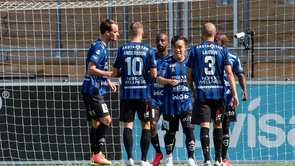 Yukiya Sugita och Sirius firar efter ett av sina fyra mål mot Norrköping.