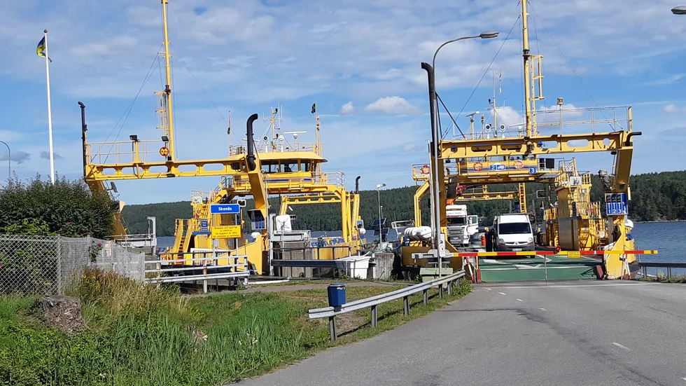 Två färjor ligger just nu vid Skenäsöverfarten, men ingen fungerar.