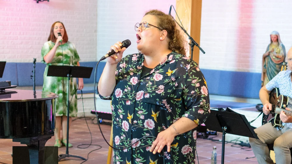 Sofia Svensson, kyrkomusiker i Västerås, är en av de som tolkar de nyskrivna sångerna, samtidigt som hon skrivit både text och musik.