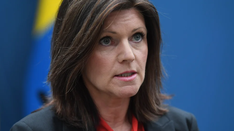 Arbetslösheten stiger till 9,8 procent, något som är mycket allvarligt enligt arbetsmarknadsminister Eva Nordmark.
