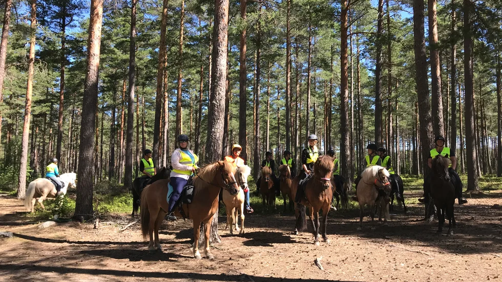 Sverigeritten har olika syften. Att sprida kunskap om islandshästar, ha roligt i naturen och att samla ihop pengar till Min stora dag, säger Lynn Edberg, längst fram till vänster. 
