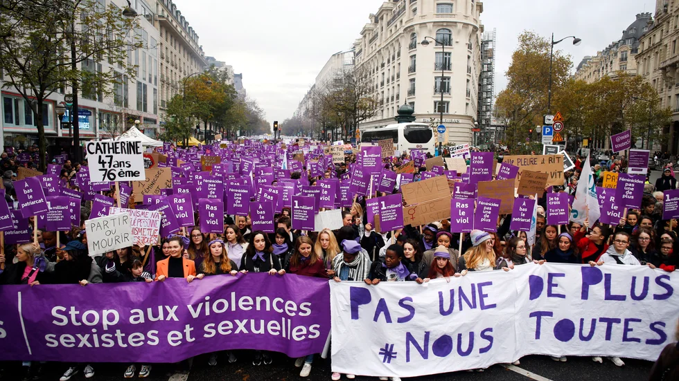 Kvinnor i en protestmarsch i Paris mot våld i nära relationer den 23 november förra året.