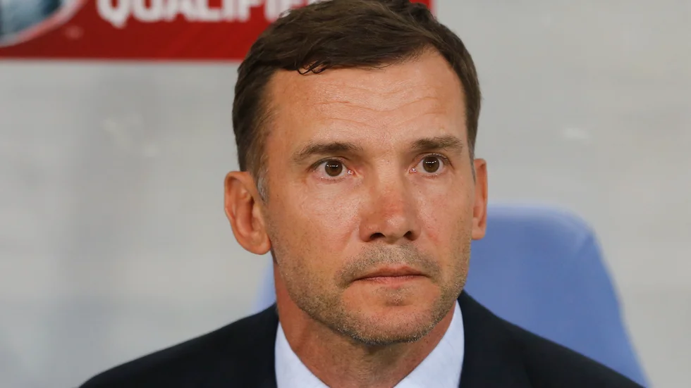 Ukrainsk fotboll, och herrlandslagets förbundskaptenen Andrij Sjevtjenko (bilden), sörjer en landslagsläkare. Arkivbild.