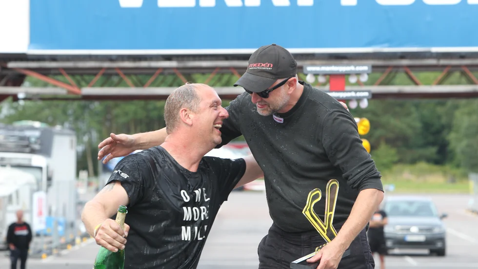 Mattias Wulcan (t.v) och vinnaren Jan Ericsson (t.h) var båda belåtna efter den häftiga avslutningen i Pro Extreme.