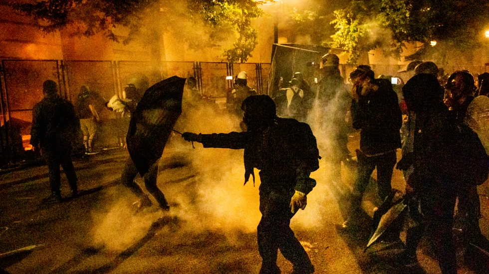 Demonstranter i Portand attackeras med tårgas av federal polis under torsdagen.