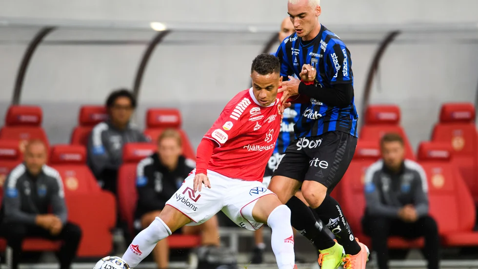 Sirius Adam Hellborg i duell med Rafael Gimenes da Silva i Kalmar.