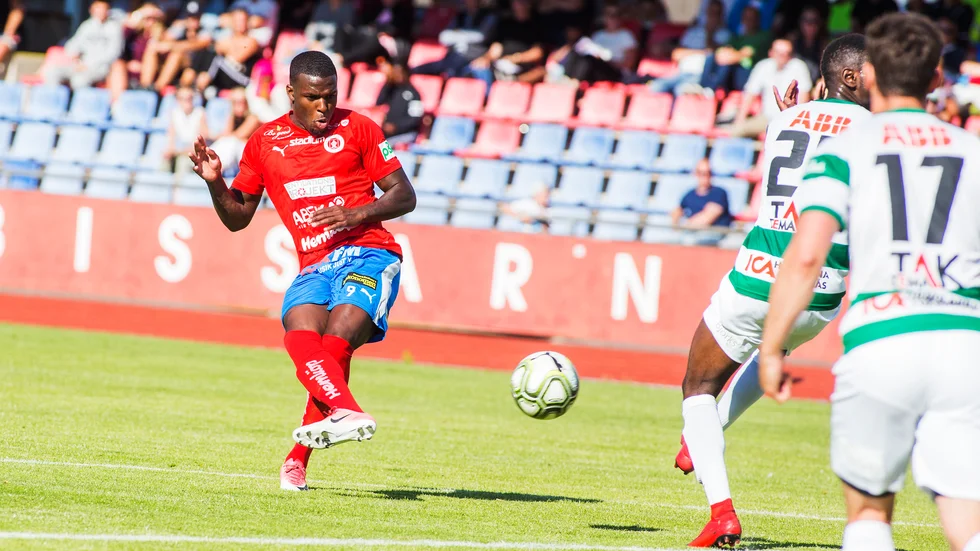Christian Kouakou i Bissarnas matchuniform. Nu är anfallaren klar för IFK Göteborg.