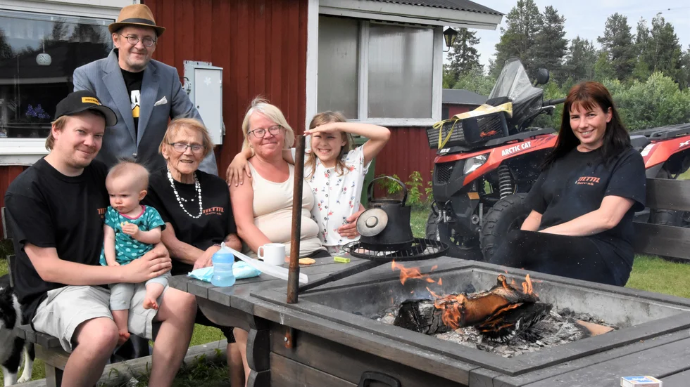 Till Äijävaara är alla välkomna förklarar Kerstin Johansson som inte ger mycket för ryckten och smutskastning av byn genom åren. På bilden från vänster: Mattias Johansson, Tiffany Granberg, 1, Krister Johansson, Kerstin Johansson, Katarina Johansson, Nadja Savolainen och Madelene Granberg.