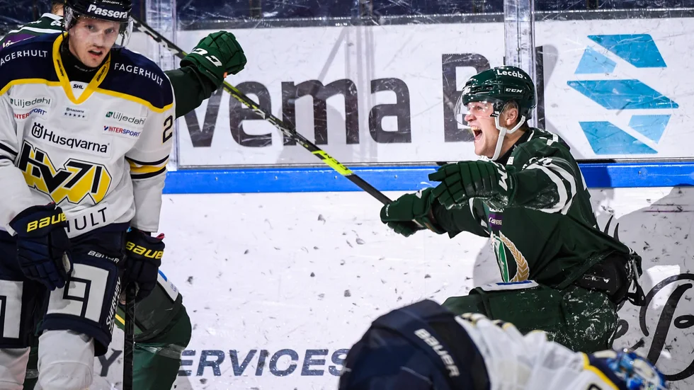 Adam Ginning, till höger, jublar efter segermålet 3–1. Johannes Kinnvall, till vänster, är inte lika glad.