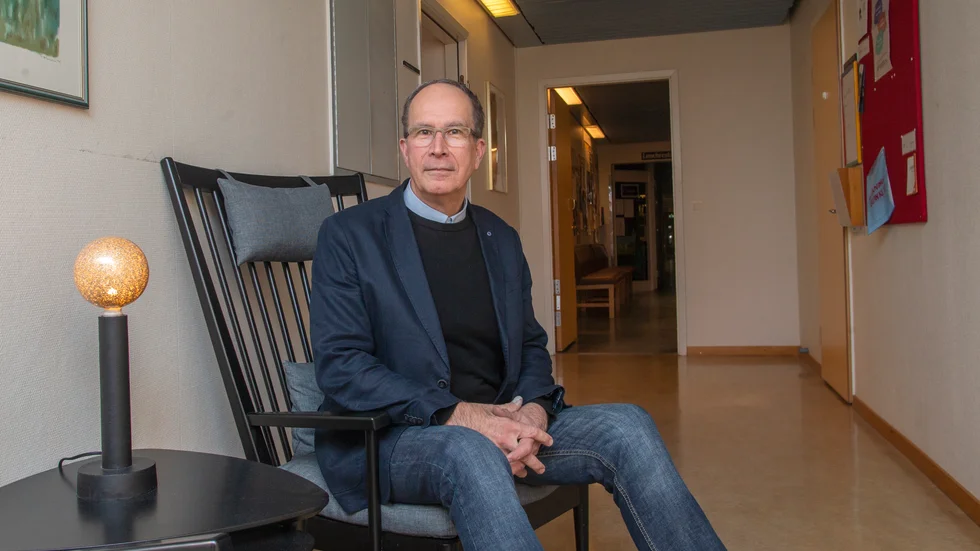 Lars-Håkan Andersson, rektor på Sandbackaskolan, medger att det förekommer fjärrundervisning, men ser inget problem med det. "Man kan inte vara så fyrkantig." (Arkivbild)