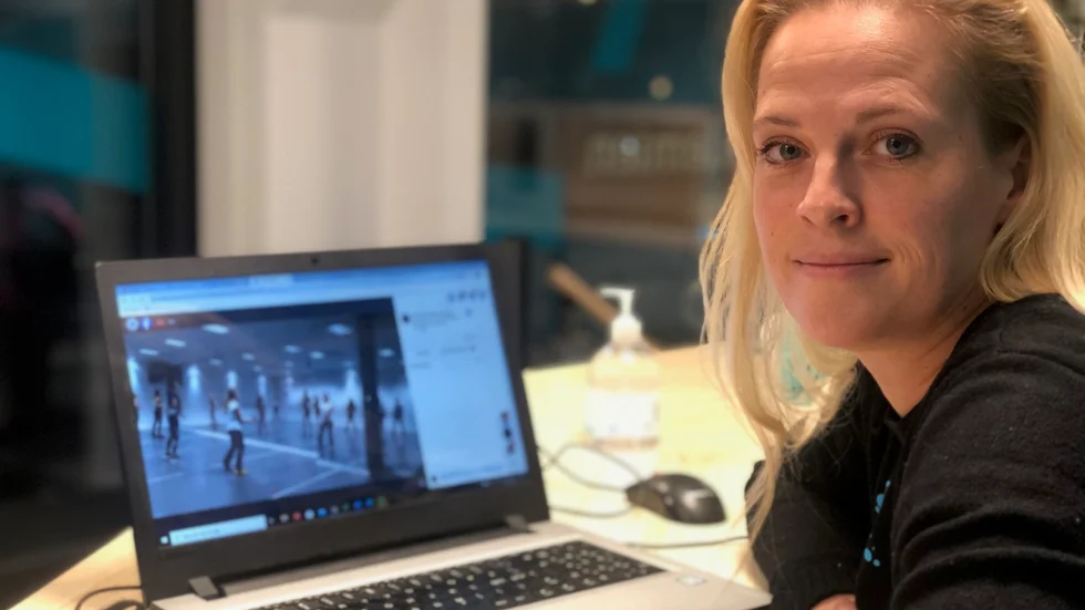 Caroline Havenslätt håller koll på danskurserna som sänds live. 