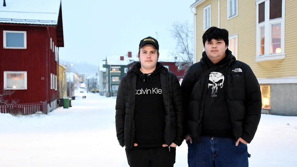 "Vi har mycket minnen här, vi har hängt här sedan vi var små", säger Adrian Wågberg och Valentin Lakkala om Luossaområdet. De hoppas att bostäderna inte ska påverkas av framtida gruvbrytning. 