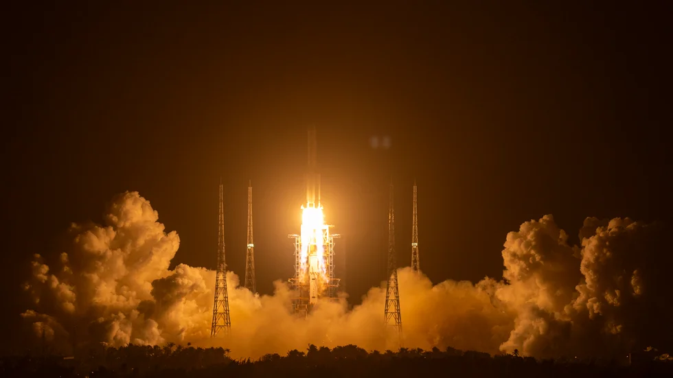 Raketen med månsonden lämnar rymdcentret i Wenchang i Kina.
