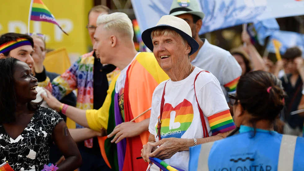 Tomas Junkka vill lyfta vikten av att behålla äldre i politik och arbetsliv. Han skriver: Barbro Westerholm (L) är 87 år är ett lysande exempel. Hon har unika kunskaper och erfarenheter som forskare, ämbetsman och politiker som tillför debatten i riksdagen både perspektiv och kunskaper. Hon höll ett av de bästa talen som jag hört på Prideparaden i Pajala för något år sedan.