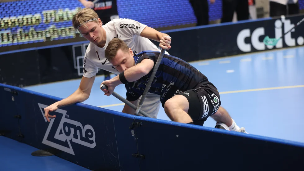 Anton Birgersson i för kvällen vitklädda Storvreta i en tuff sargkamp mot Helsingborg. Storvreta grundlade segern redan i den första perioden där laget gjorde fem mål.