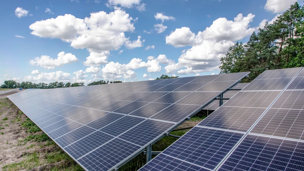 Solcellsparken i Härad, som är Sveriges största och har byggts av HSB och Strängnäsföretaget Energiengagemang, lyfts fram av Jacob Högfeldt (M) som exempel på klimatsatsningar i Strängnäs kommun.