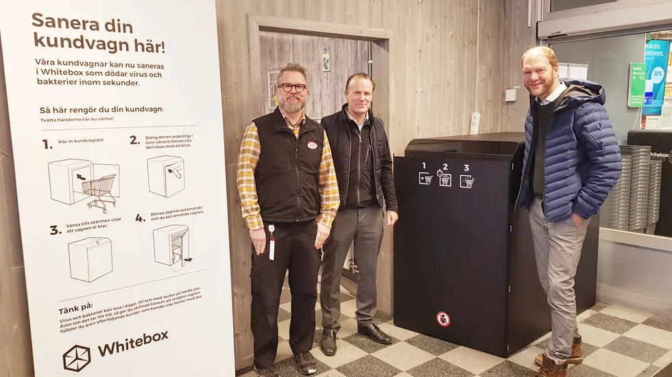 På Ica Kvantum kan kunderna nu sanera vagnar och korgar själva. "Vi vill göra det så säkert som möjligt", säger Daniel Stenmark, här med innovatörerna Joakim Vincent och Erik Wikström.