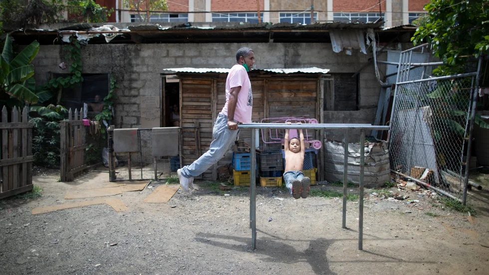 En man och ett barn tränar i Caracas i Venezuela.