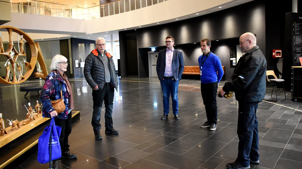 Birgit Pesonen Hedman, kassör PRO Karesuando, Kurt Pesonen, medlem PRO, Stefan Sydberg (M) sndre vice ordförande i kommunstyrelsen, Gunnar Selberg (C) kommunalråd och Rune Eliasson, ordförande PRO. 