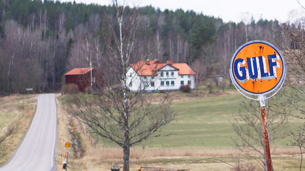 Här och var kan man se spår av gamla bensinmackar på landsbygden i Tjust. Som här i Västertryserum norr om kommungränsen.