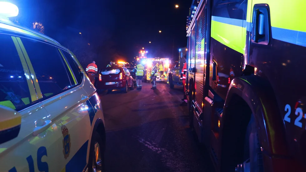 Räddningstjänst, polis och ambulans är på plats vid en trafikolycka på Stålgatan i Uppsala.