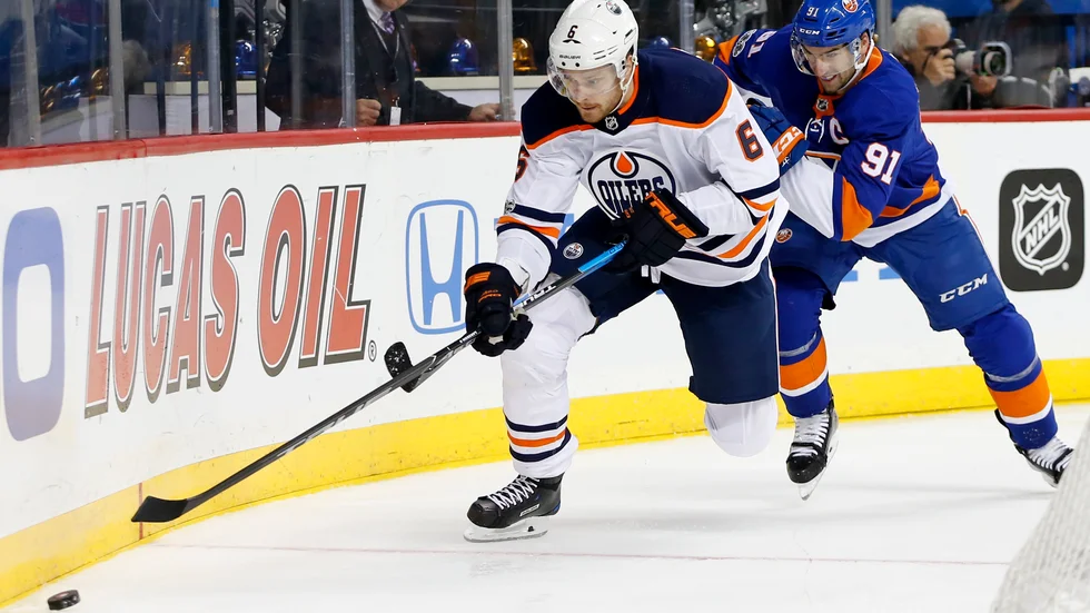 Adam Larsson är en av Skelleftekillarna som kan börja förbereda sig inför en stundande NHL-säsong.