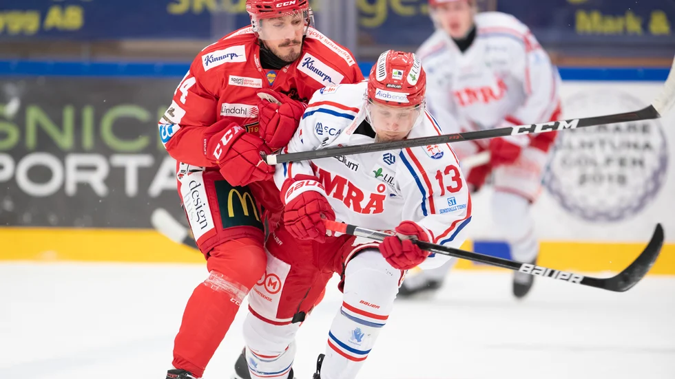 Almtunas Nikolai Belov med bra närkampsspel mot Timrås Hugo Reinherdt. Almtuna var på väg mot poäng när Timrå gjorde två ganska snabba mål i den tredje perioden.