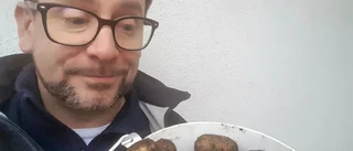 Nyårsmaten klar: Han hittade färskpotatis i trädgården