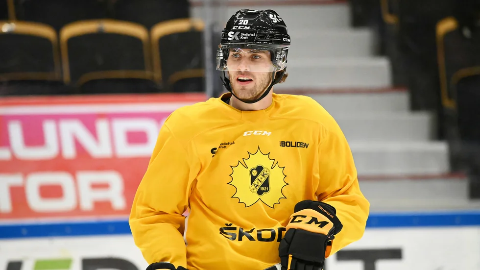 McKeown blev inte spelklar i tid och missade matchen mot Örebro. Nu är AIK:s nye back redo för att visa upp sig i SHL. "Ska bli väldigt roligt". 