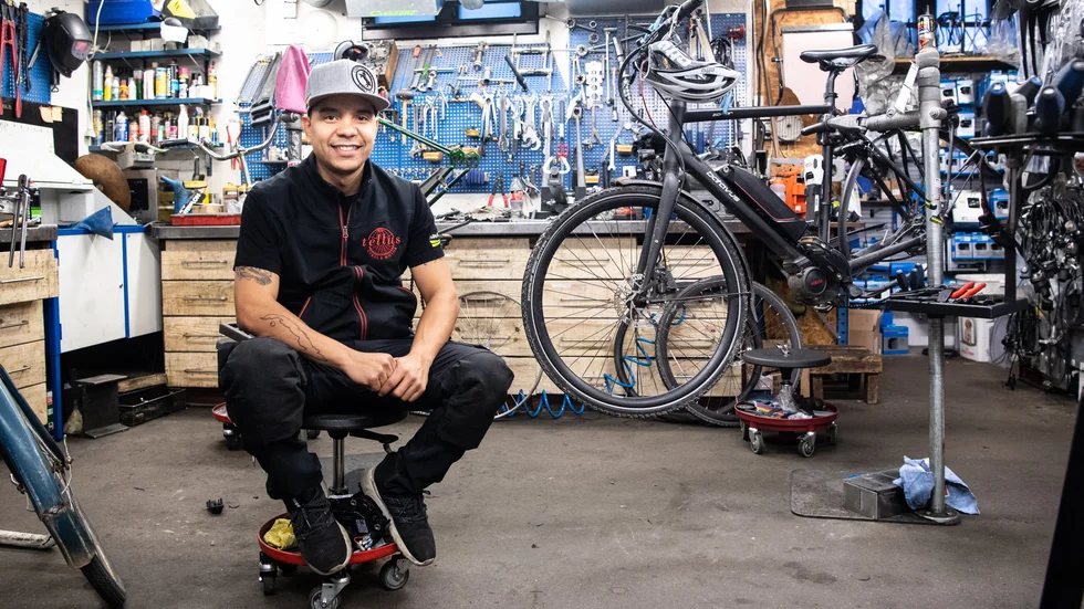 Pianisten Oldrich Gonzalez alla spelningar försvann och han tvingades ta jobb i en cykelverkstad till följd av coronapandemin.