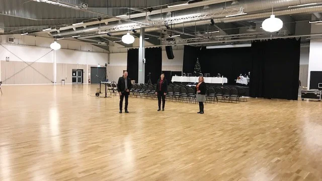 Endast Bengt-Olof Eriksson (S), andre vice ordförande i kommunfullmäktige, Anna Ahlin (C), kommunfullmäktiges ordförande, och Carola Fredén (M), förste vice ordförande, fanns på plats vid KF-mötet.