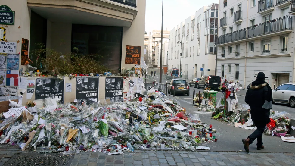 Blommor utanför tidningen Charlie Hebdos redaktion i Paris månaden efter dådet. Arkivbild.
