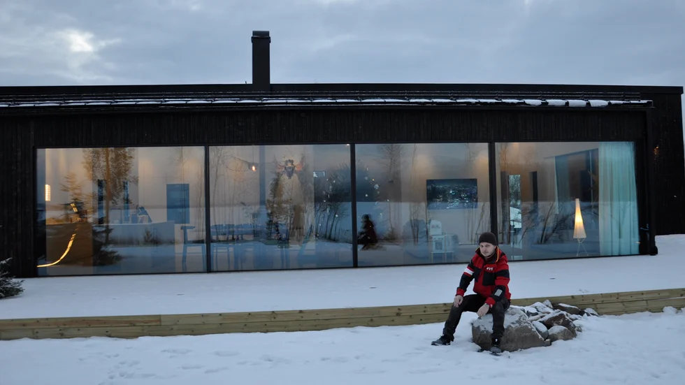 En stor altan i norrläge med sjösikt. Anthon Eriksson kan från sin utsiktsplats skåda ut mot Buddbyträsket." Vi har 17 meter fönster just för att kunna njuta av den fantastiska utsikten".