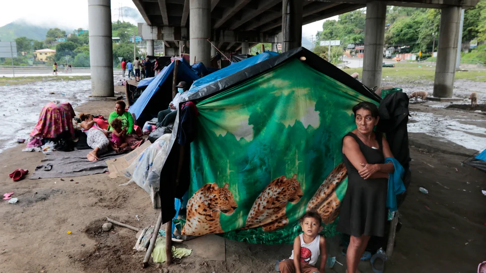 Människor som har tvingats från sina hem i spåren av orkanen Iota har tagit sin tillflykt under en bro i San Pedro Sula i Honduras. Bilden togs den 21 november.