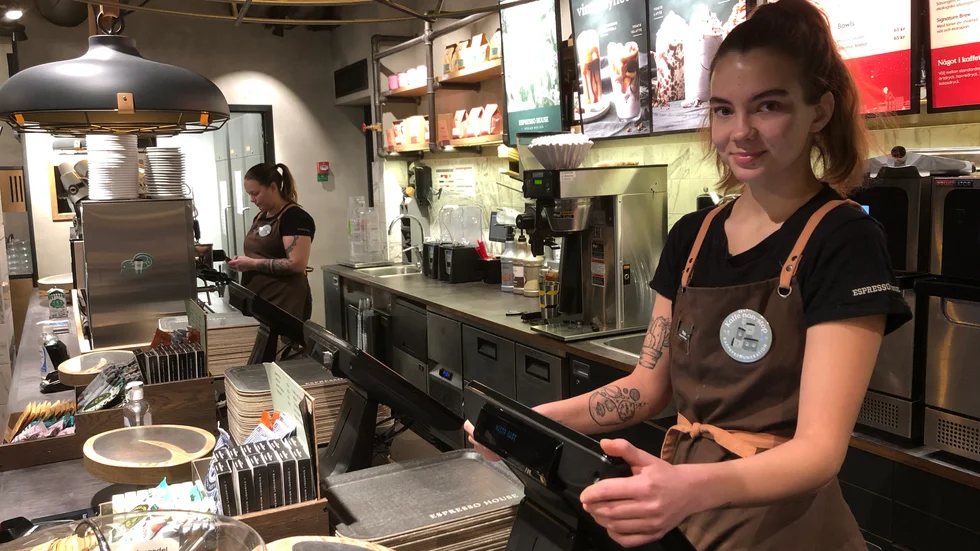 Maja Stenudd på Espresso House i Piteå berättar att flera stamgäster tecknat prenumeration på kaffe.