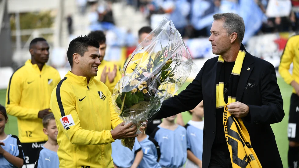 Häckens sportchef Sonny Karlsson, till höger, gratulerar Paulinho Paulo De Oliveira, för att ha vunnit skytteligan i allsvenskan 2018.