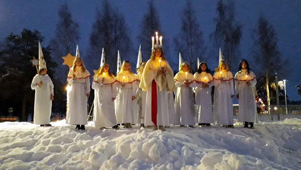 Silverskolan höll i år sitt luciafirande utomhus. Ebba Holmgren lottades fram som årets lucia och Ben Martin som årets stjärngosse.