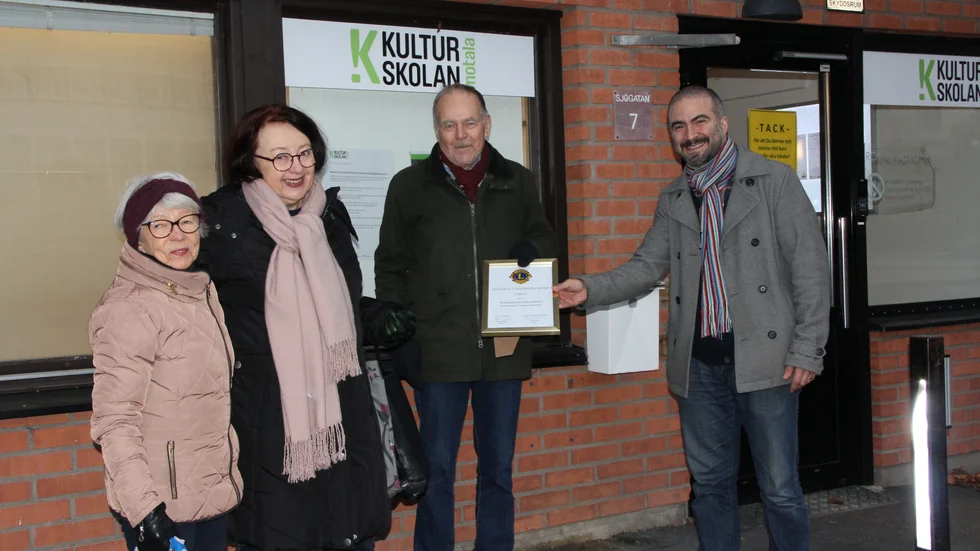 Berk Coban (till höger), gitarrlärare på Kulturskolan Motala, mottog Lions Kulturstipendium som går till skolans Gitarrorkester. 
På bilden syns även från vänster Anna Ståhlbom, Ulla-Britt Norén Nilsson och Lennart Birkfeldt, samtliga från Lions.