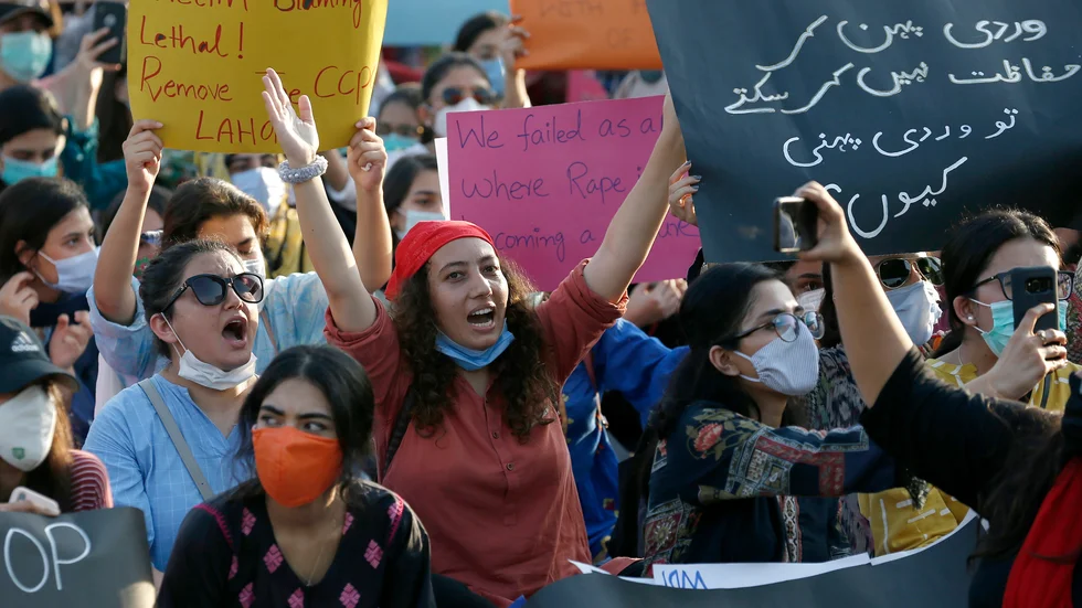 Demonstrationer i Islamabad i höstas sedan att en kvinna våldtagits efter att ha fått motorstopp. Arkivbild.