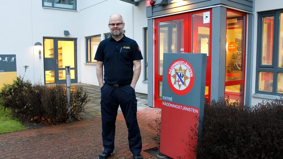 Kjell Zingmark framför Räddningstjänstens entré i Motala.
