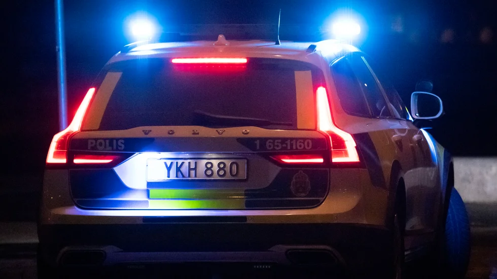 En man i 25-årsåldern attackerade polisen i Norrköping.