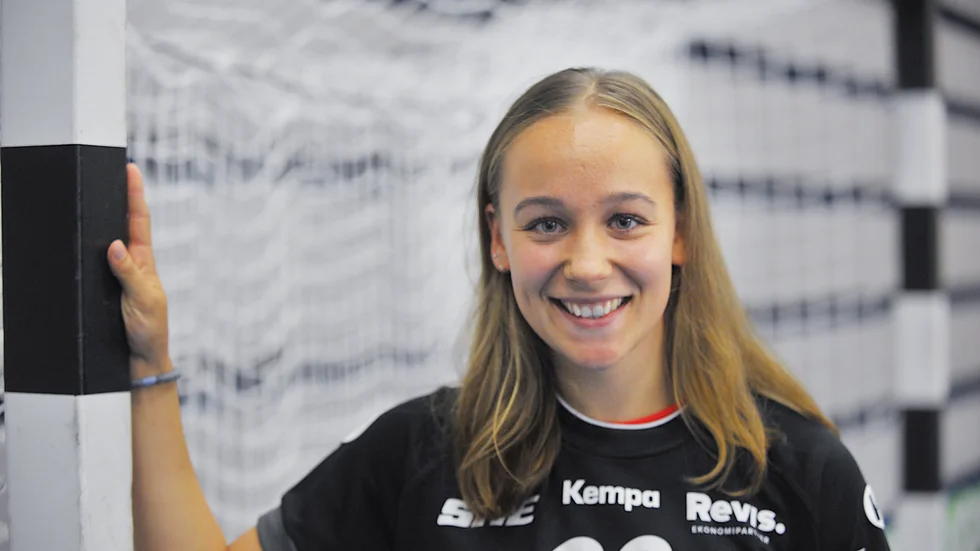 Laura Eggert säger att SHE ligger är lite sämre än den danska högsta ligan och lite bättre än danska andraligan som hon kommer ifrån. 