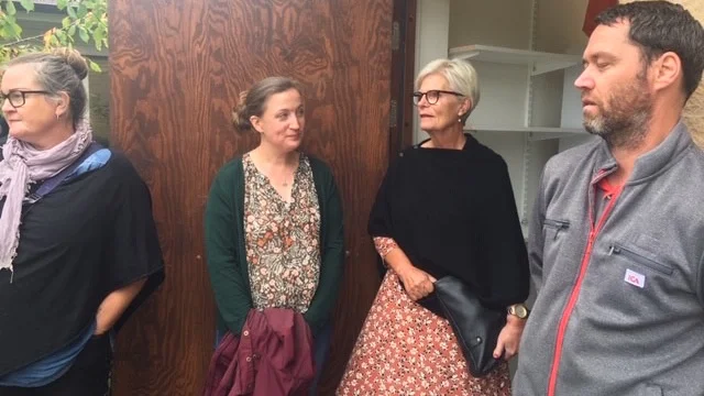 Besök vid Godegårds matutlämningsställe.
Pia Tingvall, Hela Sverige ska leva (HSSL) Östergötland, Sigrid Larsson, HSSL Riks, Ewa Carlgren, projektledare i Motala och Pär Selin, Icahandlare i Tjällmo. 