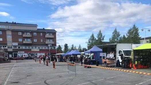 Så här såg det ut när minimarknaden arrangerades i Arvidsjaur för tre veckor sedan. Området avgränsas så besökarna inte kan gå rakt över området utan måste följa avspärrningarna.