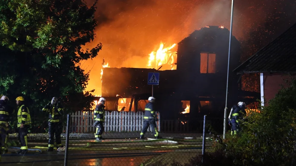 En restaurang brinner i Knivsta. Branden börjande runt 02:00 natten till lördag.