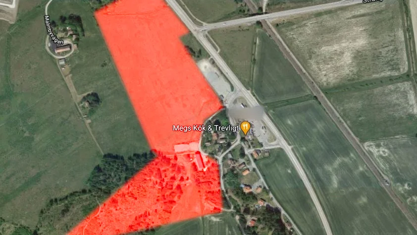 Det rödmarkerade området visar de ungefärliga gränserna för det område Lillskär planerar att bygga bostäder på i Malmby, mittemot avfarten mot Stallarholmen.
