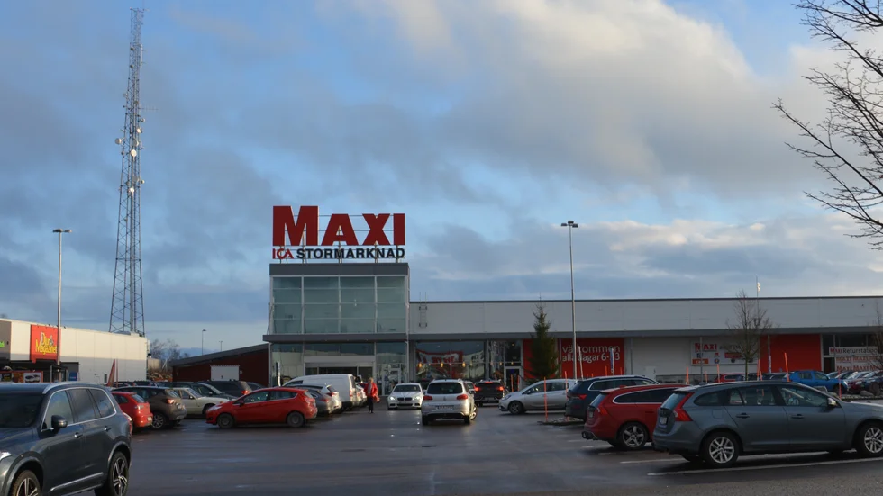 Butikskontrollanterna konfronterade kvinnan utanför butiken.