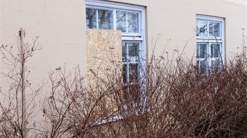 En eller flera personer tog sig in i byggnaden via ett fönster på baksidan.