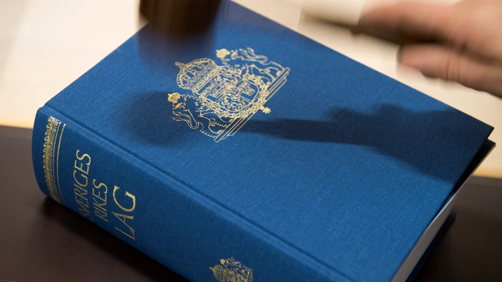 En man från Strängnäs döms till två och ett halvt års fängelse för bland annat grovt sexuellt övergrepp mot barn.